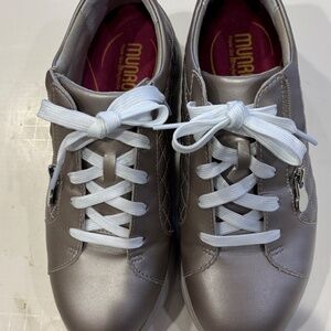 Munro Ladies Metallic taupe Quilted Leather Zip Walking Sneakers Size 7 W